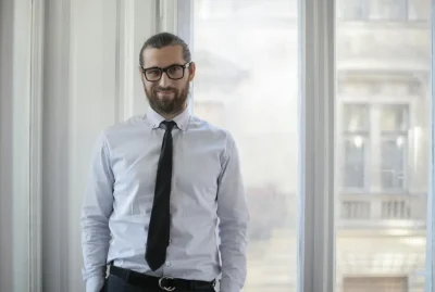 Retrato corporativo de um profissional em ambiente de escritório.