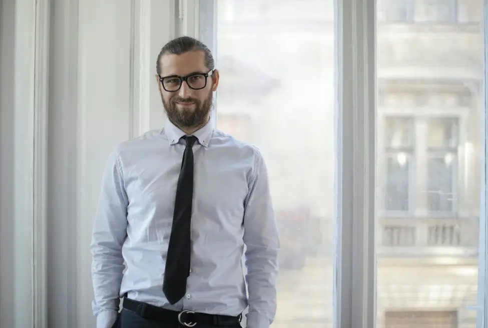 Retrato corporativo de um profissional em ambiente de escritório.