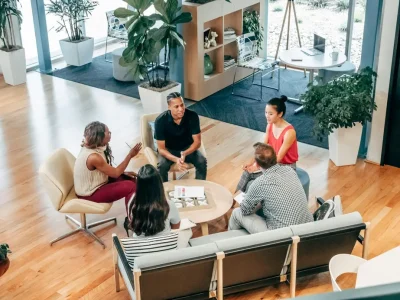 Profissional confiante com elementos visuais da arquitetura de marca