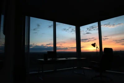 Um escritório sereno ao pôr do sol, simbolizando autodescoberta.