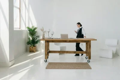 Espaço de trabalho moderno e organizado mostrando conveniência