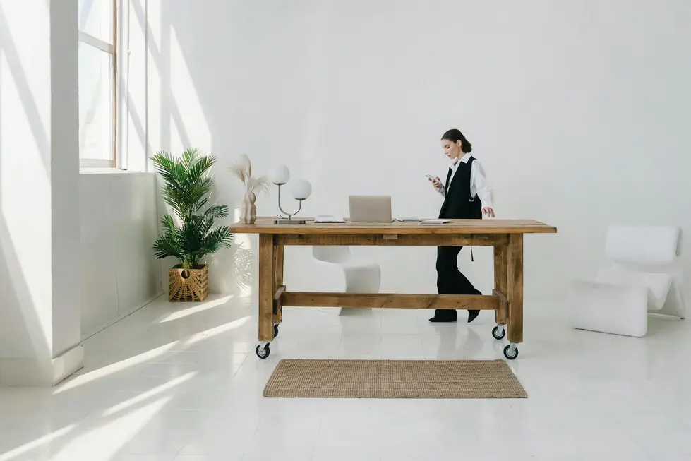 Espaço de trabalho moderno e organizado mostrando conveniência