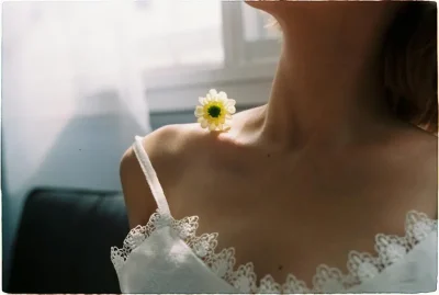 Momento amoroso e íntimo em um ambiente familiar aconchegante.
