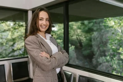 Empresário segurando um retrato corporativo em um escritório moderno.